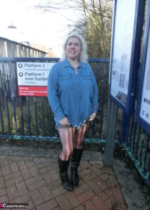 Пожилая блондинка Барби обнажает свои сиськи и киску на платформе железнодорожного вокзала