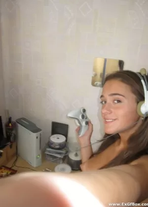 Девушка-геймер дразнит своей лысой киской и горячим обнаженным телом, когда она играет