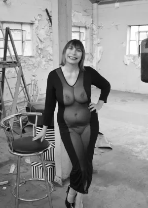 Молодые девушки и их мачеха позируют отдельно и вместе во время выступления SFW