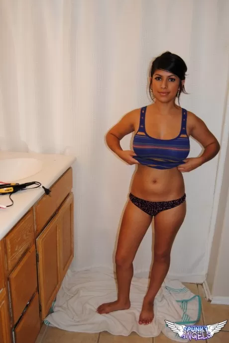 Симпатичная брюнетка Лейла Роуз раздевается, чтобы показать большие сиськи и упругую попку в ванной