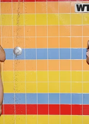 Пышногрудая азиатка с волосатой раной Риса Такашима принимает душ