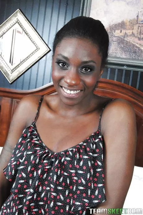 Улыбающаяся негритянка любительница Джейла Дрим раздевается и теребит свою сочную пизду