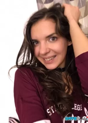 Русская подросток Алина Хенесси делает обнаженные и не обнаженные селфи в течение дня