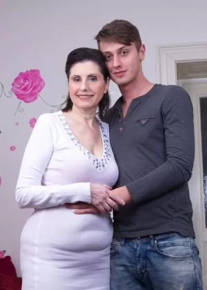 Любительница с большой грудью Ева Джейн трахается на одеяле в саду