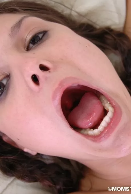 Мать растягивает рот девочке-подростку, пока она учится со 15