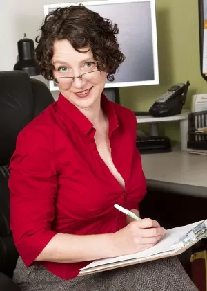 Зрелая секретарша в очках показывает возбужденный клитор и маленькие сиськи в офисе