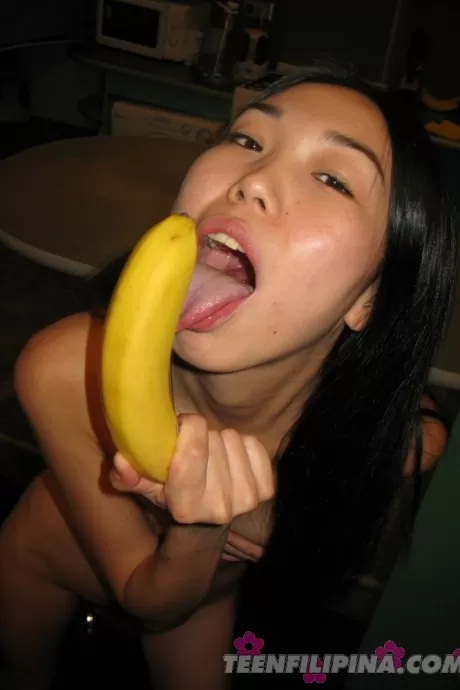 Пьяная азиатская подружка с угрожающим бананом
