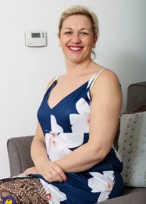 Старая толстушка Оливия Олай засовывает секс-игрушку в свою натуральную киску после раздевания