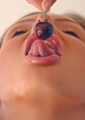 Латиноамериканка Дебби Уайт отсасывает толстый член, чтобы получить полный рот спермы