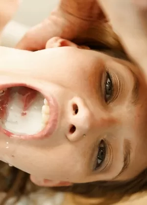 Худенькая цыпочка София Уайлд сосет член и яйца перед тем, как кончить на лицо