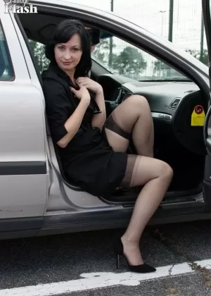 Альтернативная девушка Зои Мэтьюз мастурбирует во время действия без трусиков под юбкой на публике