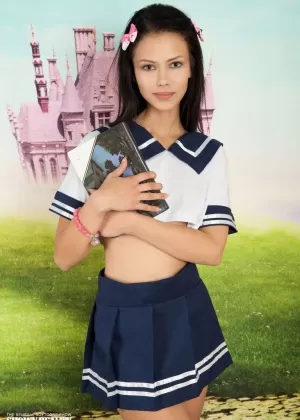 Миниатюрная подросток стекает спермой по ее груди после того, как ее обманом заставили заняться сексом с учителем