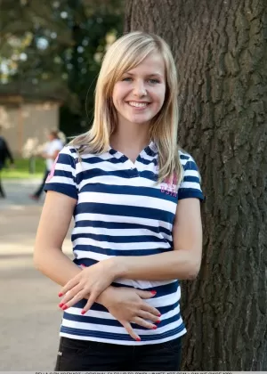 Сладкая молоденькая блондинка Белла Си обнажает свои сиськи и свою лысую вагину