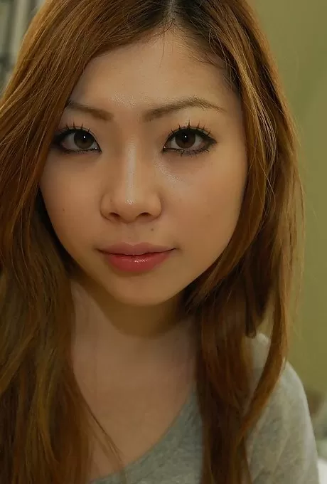 Молоденькая азиатка Юна Утияма раздевается и обнажает свою пушистую пизду крупным планом