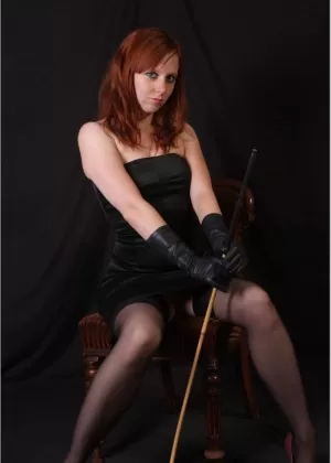 Горячая цыпочка носит латексный дьявольский наряд, занимаясь сексом со своим рабом-мужчиной