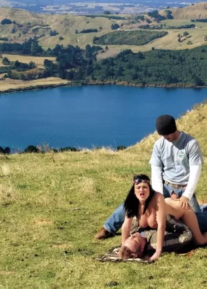 Сексуальная косплей скво сосет на открытом воздухе с красивыми большими сиськами в сексуальном сексе втроем