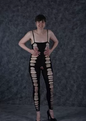 Рыжеволосая азиатка Тера Патрик демонстрирует свои стройные ноги, одетая в платье