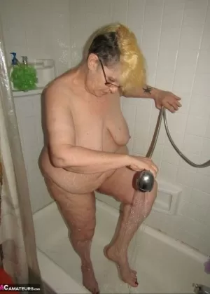 Бабуля с большой грудью Мэнди Макгроу дрочит большой член в стиле POV