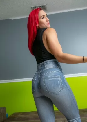 Пышная девушка Дженнифер Лайт со спортивными крашеными волосами раздевается догола сама по себе