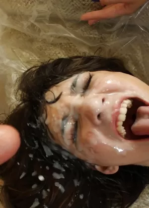 Гламурная девчонка развлекается в проститутке с фальшивым членом и покрывается фальшивой спермой