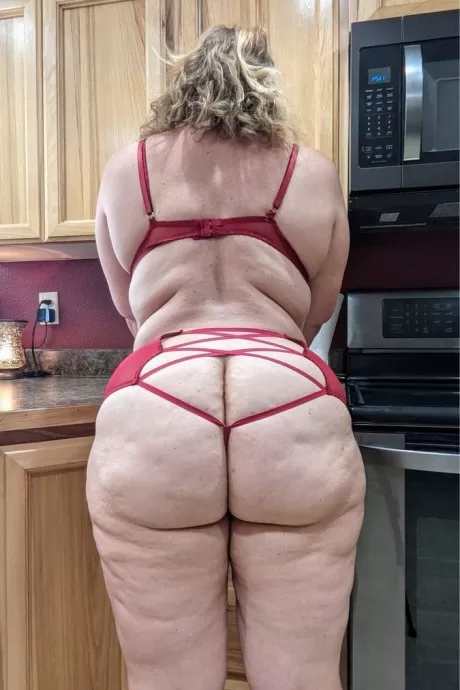 Грудастая любительница Крис Энн показывает свои большие сиськи и попку у себя на кухне