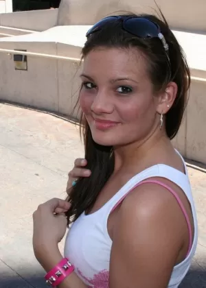 Супер сексапильная Шайла Дженнингс в очках и микро юбке раздвигает сексуальные длинные ноги