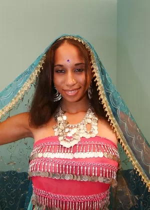 Индианка освобождает свою грудь от прозрачной одежды во время сольного действия