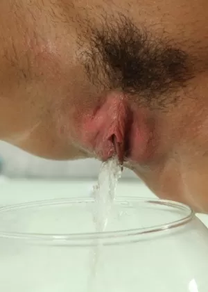 FoxyB Cherry раздвигает свои стройные ножки в сексуальных колготках в сеточку