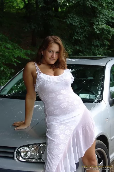 Молодая девушка-одиночка Яна Кукова обнажает свои огромные сиськи возле леса