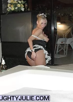 Пожилая леди Рони Форд обнажает свои большие сиськи в колготках и на каблуках