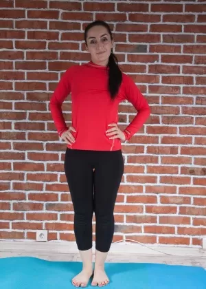 Акробатичная блондинка Алекс Адамс снимает свои сексуальные обтягивающие штаны для йоги на открытом воздухе