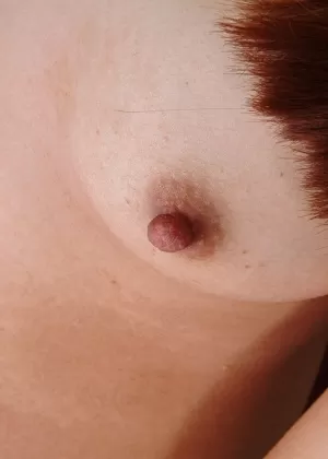 Молоденькая азиатка Хайди Хо демонстрирует свою любительскую попку и стройные ножки