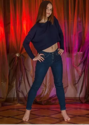 Горячая азиатская милфа Триша выставляет напоказ свои задорные большие сиськи и горячую задницу на кухне