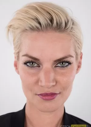 Высокая блондинка с большой задницей стоит совершенно голая после того, как сняла с себя одежду