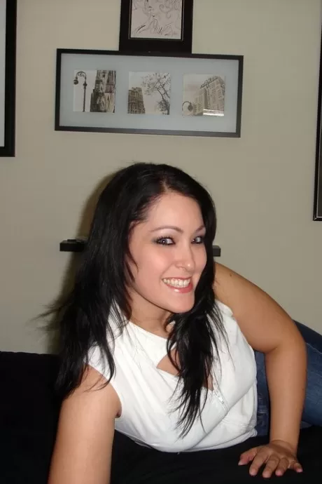 Китти хватает себя за сиськи в своем обтягивающем голубом кружевном лифчике