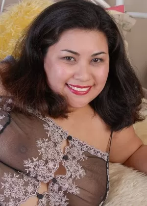 Большая модель XXL Тюнг демонстрирует свои огромные толстые сиськи и шикарную киску