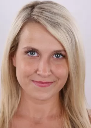 Блондинка-новичок Микаэла раздевается, чтобы заплатить за аренду, позируя обнаженной