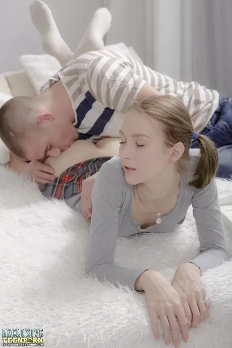 Молодо выглядящая девушка трахает большой член своего парня, заплетя волосы  3