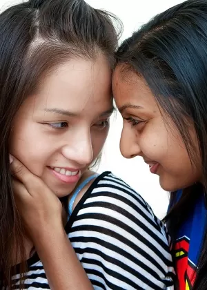 Дези соло девушка моделирует свой соответствующий бюстгальтер и трусики на босу ногу