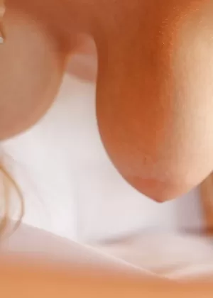 Белокурая шлюха Наталья Старр вылизывает твердый стояк своего мужчины