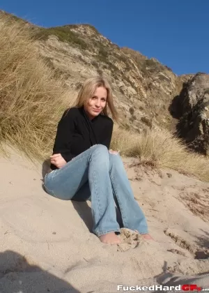 Великолепная подружка стягивает свои штаны на открытом воздухе, чтобы устроить сексуальное шоу