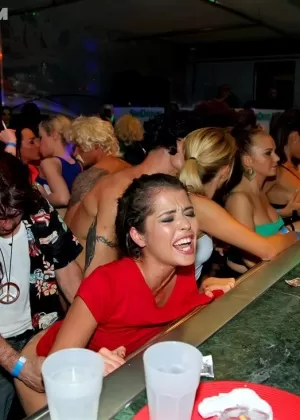 Улыбчивая Лилли Форд выставляет свои маленькие сиськи на улицу и трахается раком