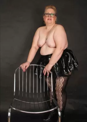 Fat UK amateur Lexie Cummings plays with her heavily pierced pussy in glasses