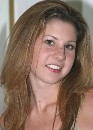 Зрелая любительница Девлинн ласкает свою киску овощем поверх простыни