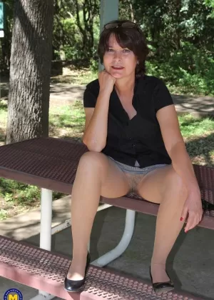 Горячая пожилая женщина показывает свою натуральную киску в коричневых колготках и без них