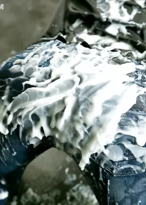 Темноволосая цыпочка Рейна Райдер дрочит рукой в одежде