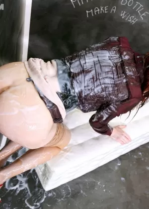 Белокурая госпожа Стейси Саран бросает своим рабам-мужчинам салат