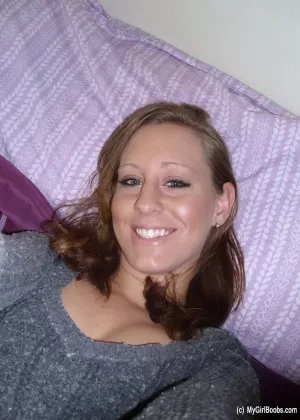 Грудастая любительница Лиззи делает селфи своих сисек и попы в зеркале