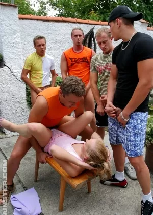 Одетая евро шлюха трахается с пятью мужчинами во время групповухи во внутреннем дворике
