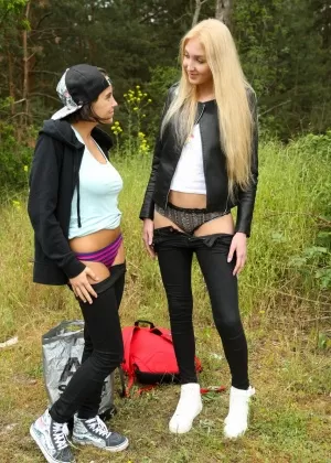 Горячие девушки лесбиянки раздеваются на пикнике, чтобы поиграть с кисками на свежем воздухе